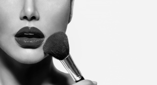 Kosmetik mit Modell und Pinsel Kosmetik mit Modell und Pinsel